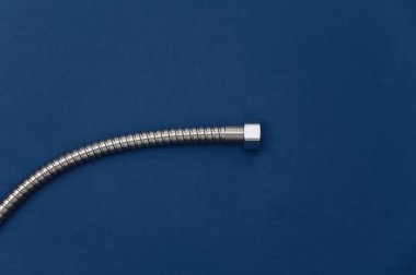 Klasik mavi arkaplanda metal hortum.