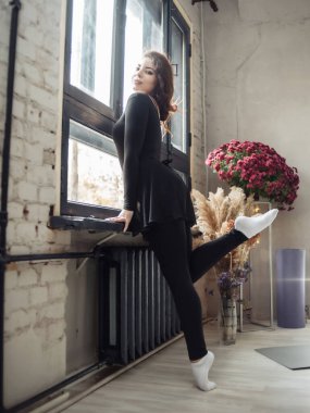 Pencere kenarındaki çekici kadın dansçının portresi