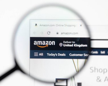 Odessa, Ukrayna - 17 Aralık 2020: Amazon logosu web sitesi büyüteç altında monitör ekranında.