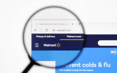 Odessa, Ukrayna - 17 Aralık 2020: Walmart web sitesi büyüteç altında monitör ekranında.