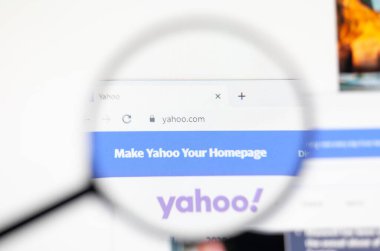 Odessa, Ukrayna - 17 Aralık 2020: Yahoo arama web sitesi büyüteç altında ekranda.