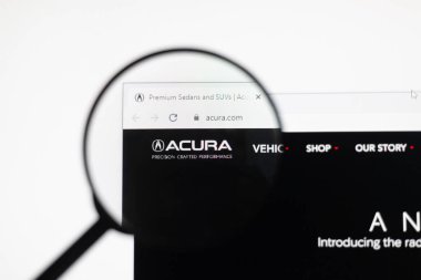 Odessa, Ukrayna - 17 Aralık 2020: Honda acura web sitesi büyüteç altında monitör ekranında.
