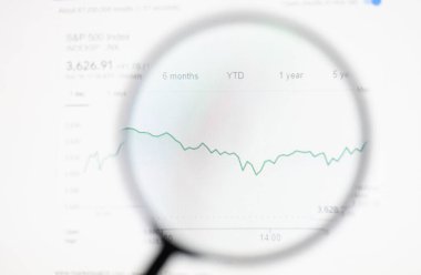 Odessa, Ukrayna - 17 Aralık 2020: S & P 500 hisse endeksi büyüteç altında monitör ekranında.