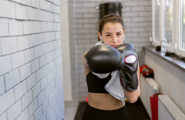 Молода Жінка Підходить Боксу Боксерських Навушниках Приміщенні — стокове фото