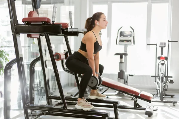 Jovem Mulher Fitness Exercitando Com Haltere Músculos Perna Treinamento Ginásio — Fotografia de Stock