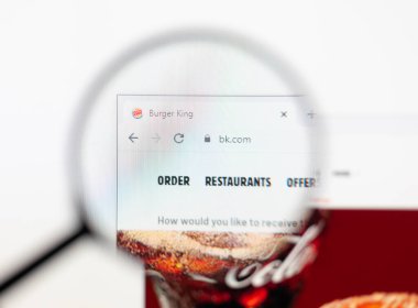 Odessa, Ukrayna - 17 Aralık 2020: Burger King web sitesi büyüteç altında monitörde.