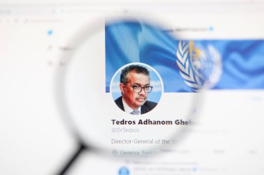 Odessa, Ukrayna - 17 Aralık 2020: Tedros Adhanom Ghebreyesus Resmi Twitter sayfası büyüteç camla ekranda