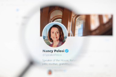 Odessa, Ukrayna - 1 Aralık 2020: Nancy Pelosi resmi twitter web sayfası büyüteçle ekranda