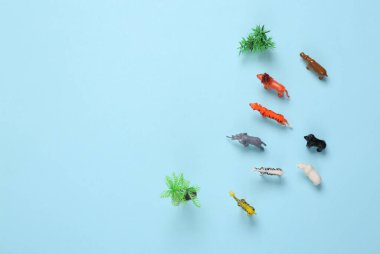 Mavi arka planda oyuncak vahşi hayvanlar. Hayvanları kurtar. Üst görünüm