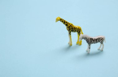 Mavi arka planda zebra ve zürafa figürleri