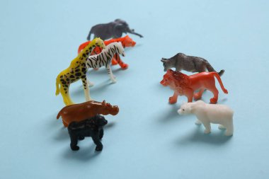 Mavi arka planda oyuncak vahşi hayvanlar.