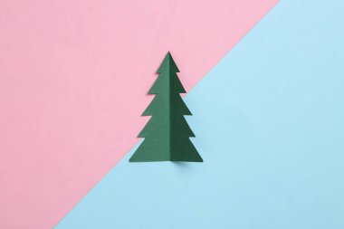 Kağıt kesiği, mavi pembe pastel arka planda Noel ağacı