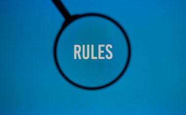 Kelimeler mavi ekranda büyüteçle yönetilir..