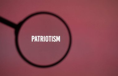 Büyüteçle bordo perdede vatanseverlik..