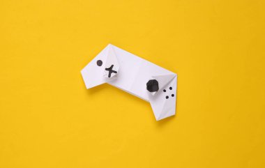 Sarı arkaplanda Origami oyun alanı.