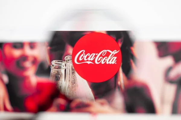 Odessa Ukrajna December 2020 Coca Cola Website Monitor Screen Nagyító — Stock Fotó