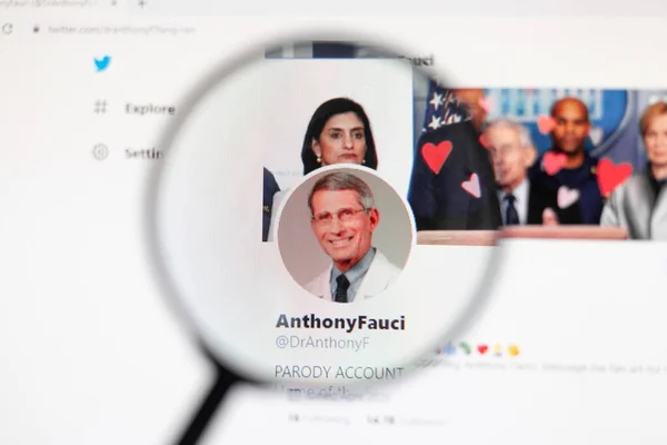 Odessa, Ukrayna - 17 Aralık 2020: Anthony Fauci Resmi Twitter sayfası büyüteçle ekranda