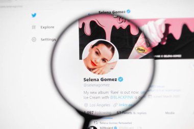 Odessa, Ukrayna - 30 Aralık 2020: Selena Gomes Resmi Twitter sayfası büyüteçle ekranda