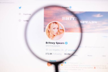Odessa, Ukrayna - 30 Aralık 2020: Britney Spears Resmi Twitter sayfası büyüteçle ekranda