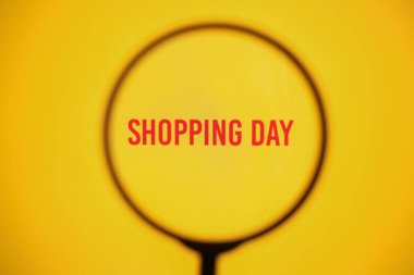 Büyüteçle sarı ekran ekranındaki yazıt günü