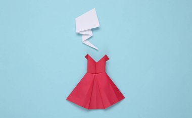 Mavi arka planda kağıt bulutlu Origami elbisesi. Kadınlar Forumu
