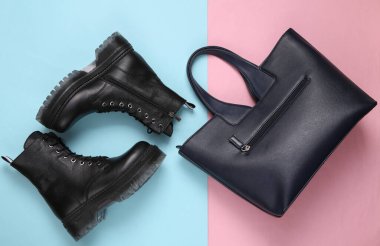 Deri botlar ve mavi renkli pastel arka planda bir çanta. Üst Manzara. Düz yatıyordu