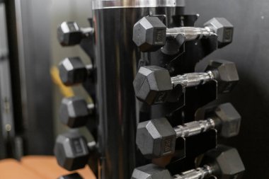 Salonda dambıllarla dizilin.