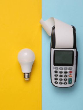 Ödeme terminali ve mavi sarı arka planda ampul