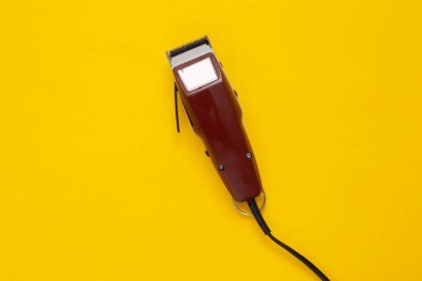 Sarı arka planda kırpıcı. Üst Manzara. Berber Dükkanı