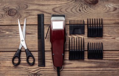 Saç kesim makinesi, makas ve ahşap masada tarak. Berber dükkanı. Saç makası. Üst Manzara. Düz yatıyordu