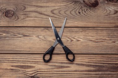 Tahta masadaki makas. Saç kesimi, saç bakımı, berber dükkanı.