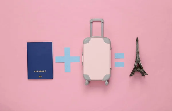Концепція Подорожі Рівняння Паспортом Багажем Ейфелевою Вежею Рожевому Тлі — стокове фото