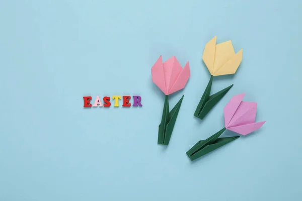 Origami Tulpen Woord Pasen Blauwe Achtergrond Pasen Voorjaarssamenstelling — Stockfoto