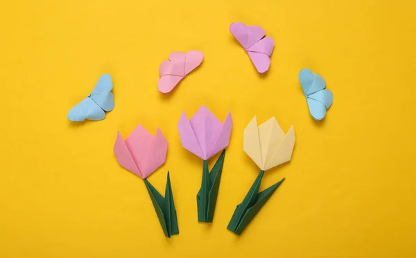 Lente Zomer Samenstelling Van Origami Tulpen Vlinders Gele Achtergrond — Stockfoto