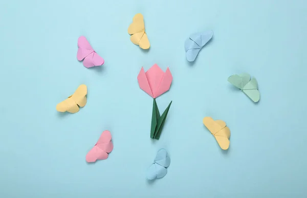 Origami Motyle Latające Kółko Tulipan Niebieskim Tle — Zdjęcie stockowe