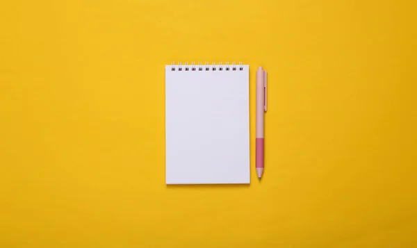 Kladblok Met Pen Gele Achtergrond — Stockfoto