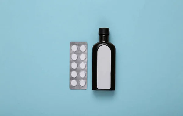 Flaska Med Hostmedicin Och Blister Med Piller Blå Bakgrund Hosta — Stockfoto