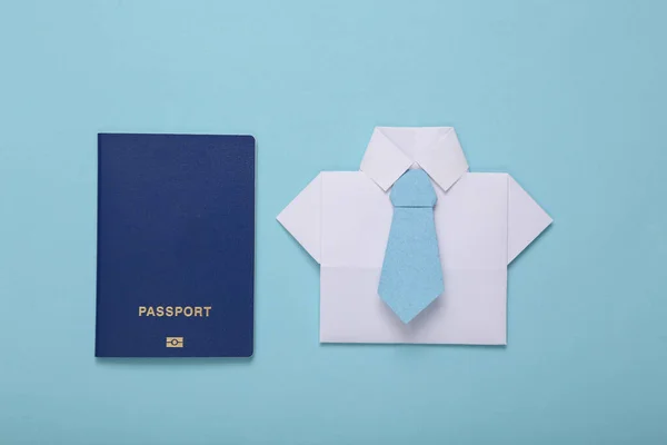 Passaporto Camicia Origami Con Cravatta Sfondo Blu — Foto Stock
