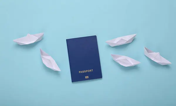 Barche Carta Passaporto Sfondo Blu — Foto Stock