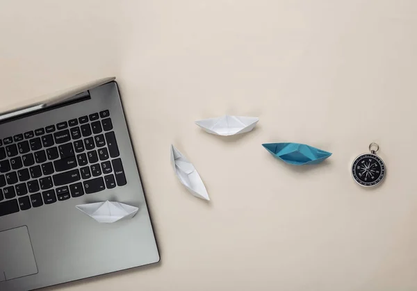 リーダーシップの概念 ノートパソコンと折り紙の紙のボート ベージュの背景にコンパス — ストック写真