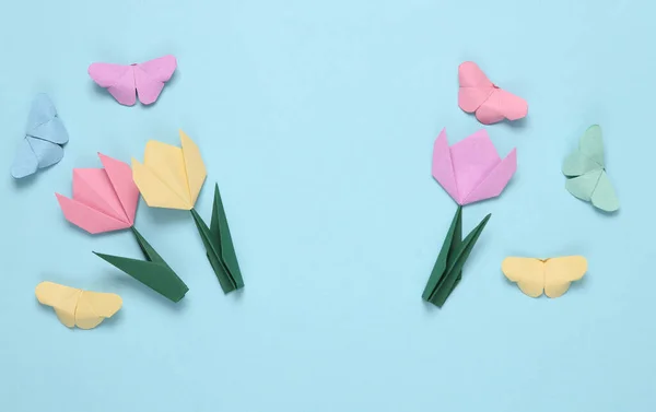 Origami Gekleurde Vlinders Tulpen Een Blauwe Achtergrond Voorjaars Zomersymbool — Stockfoto