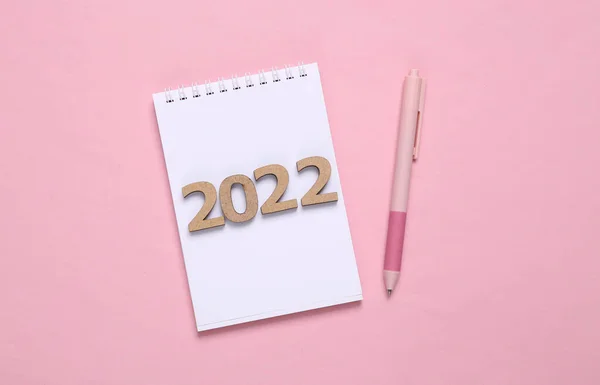 Plano 2022 Calculadora Com Caneta Sobre Fundo Rosa — Fotografia de Stock