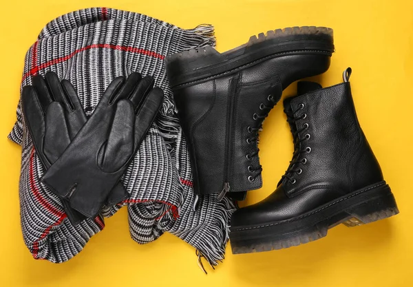 Μαύρο Δερμάτινες Μπότες Μαντήλι Και Γάντια Κίτρινο Φόντο Στο Πάνω — Φωτογραφία Αρχείου
