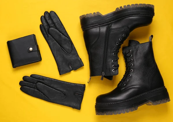 Accesorios Mujer Botas Guantes Billetera Cuero Negro Sobre Fondo Amarillo — Foto de Stock