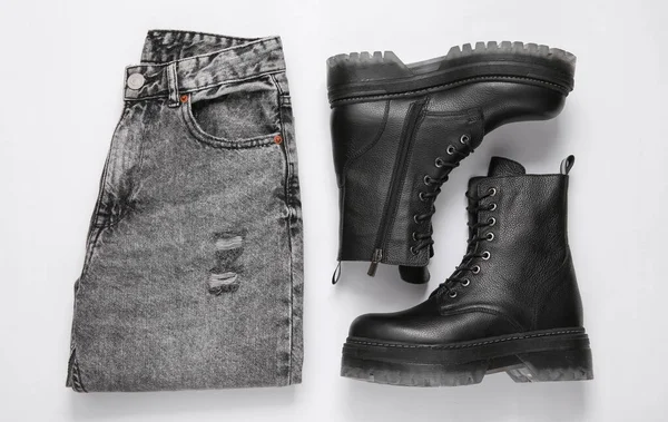 Vêtements Accessoires Pour Femmes Jeans Chaussures Noires Cuir Sur Fond — Photo