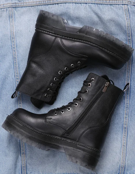 Bottes Noires Cuir Sur Jeans — Photo