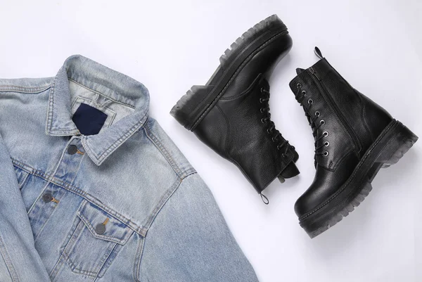 Kleidung Und Schuhe Jeansjacke Und Lederstiefel Auf Weißem Hintergrund — Stockfoto