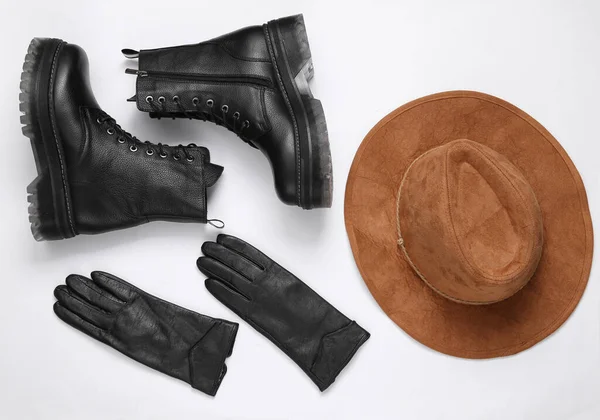 Accesorios Mujer Botas Cuero Negro Guantes Sombrero Sobre Fondo Blanco — Foto de Stock