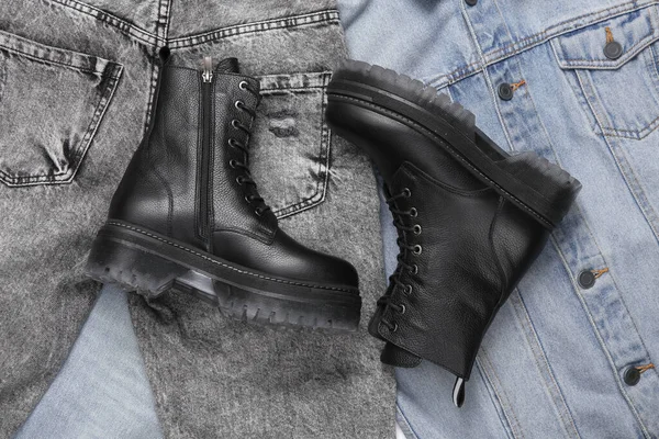 Læder Sorte Støvler Jeans - Stock-foto