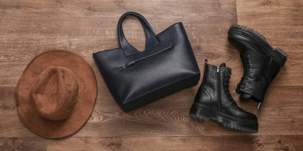 Accessoires Für Frauen Schwarze Lederstiefel Tasche Und Hut Auf Holzboden — Stockfoto